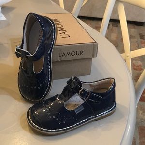 Navy Ruthie T-strap L’amour size 9 shoes